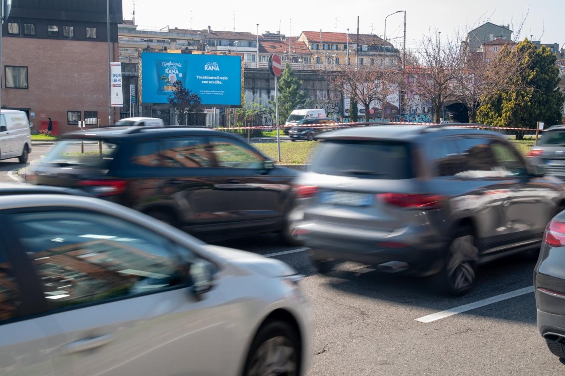 Impianto a Piazza Monte Titano a DX dell'ingresso stazione in area verde  Milano