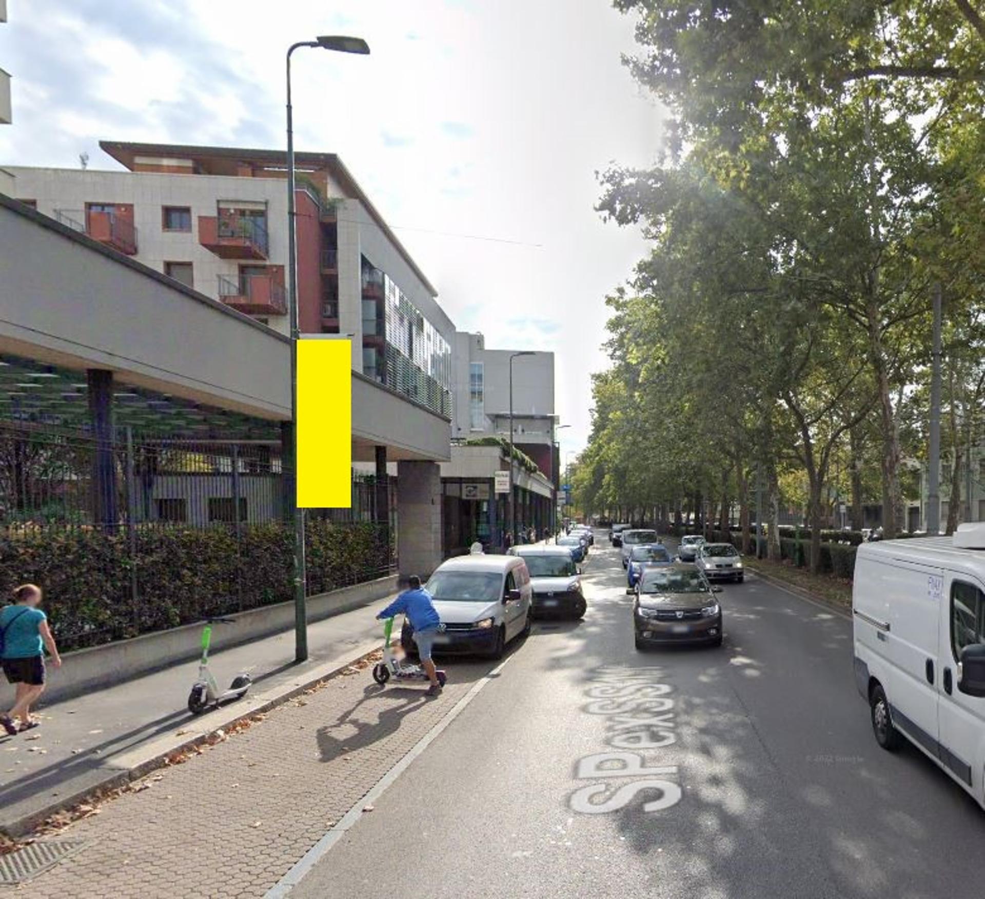 Impianto VERTICAL BANNER a Milano, in zona Divani & Divani