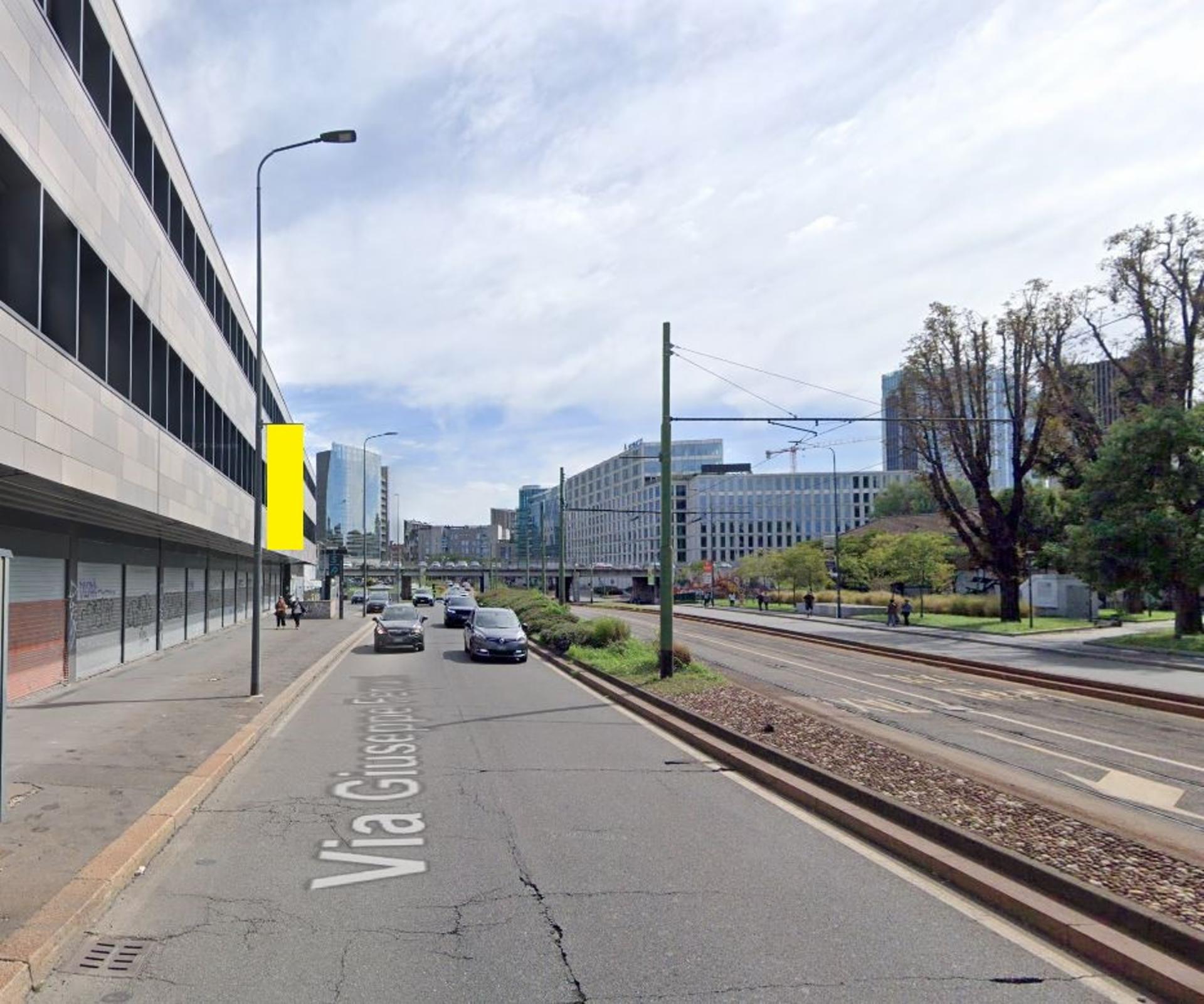 Impianto VERTICAL BANNER a Milano, in zona 10 Corso Como