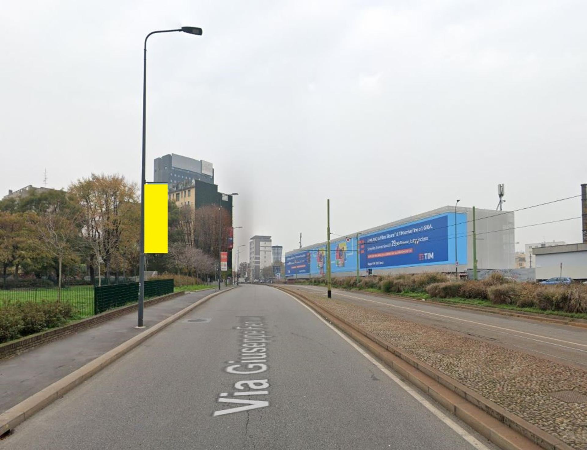 Impianto VERTICAL BANNER a Milano, in zona 10 Corso Como