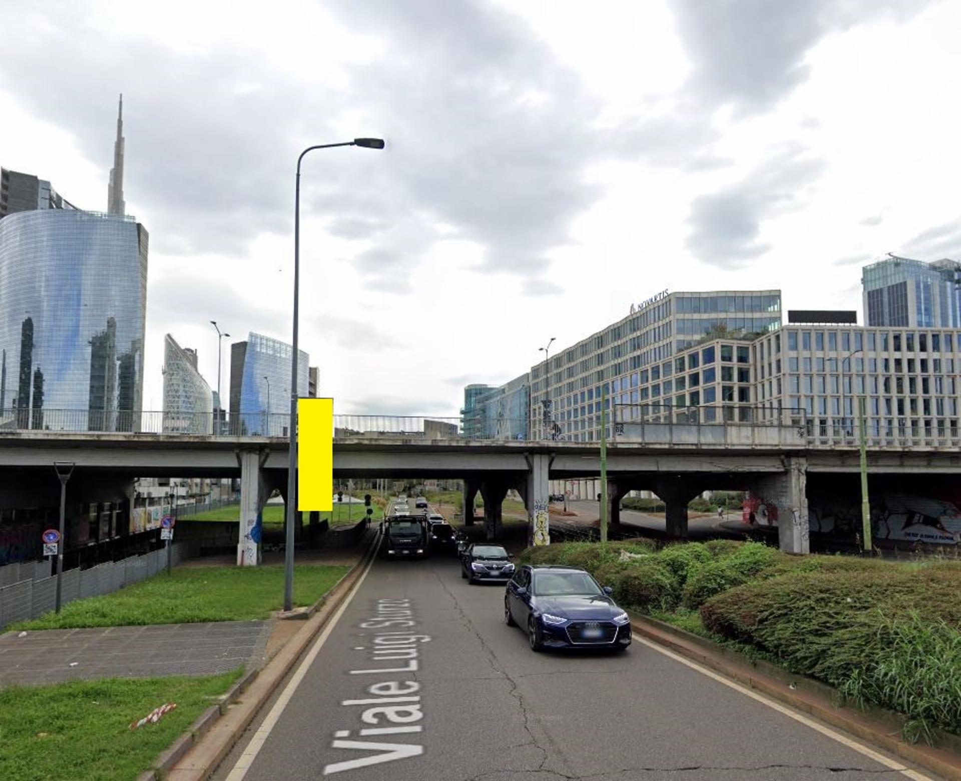 Impianto VERTICAL BANNER a Milano, in zona Ricci e Capricci