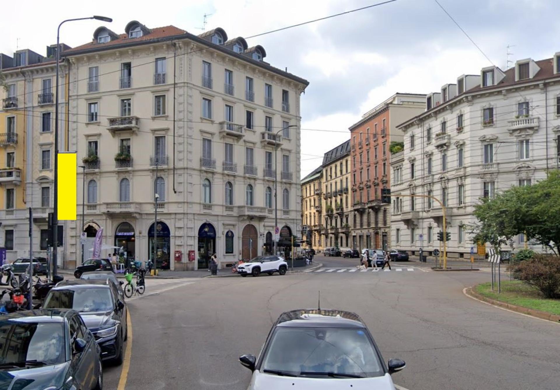 Impianto VERTICAL BANNER a Milano, in zona Armando