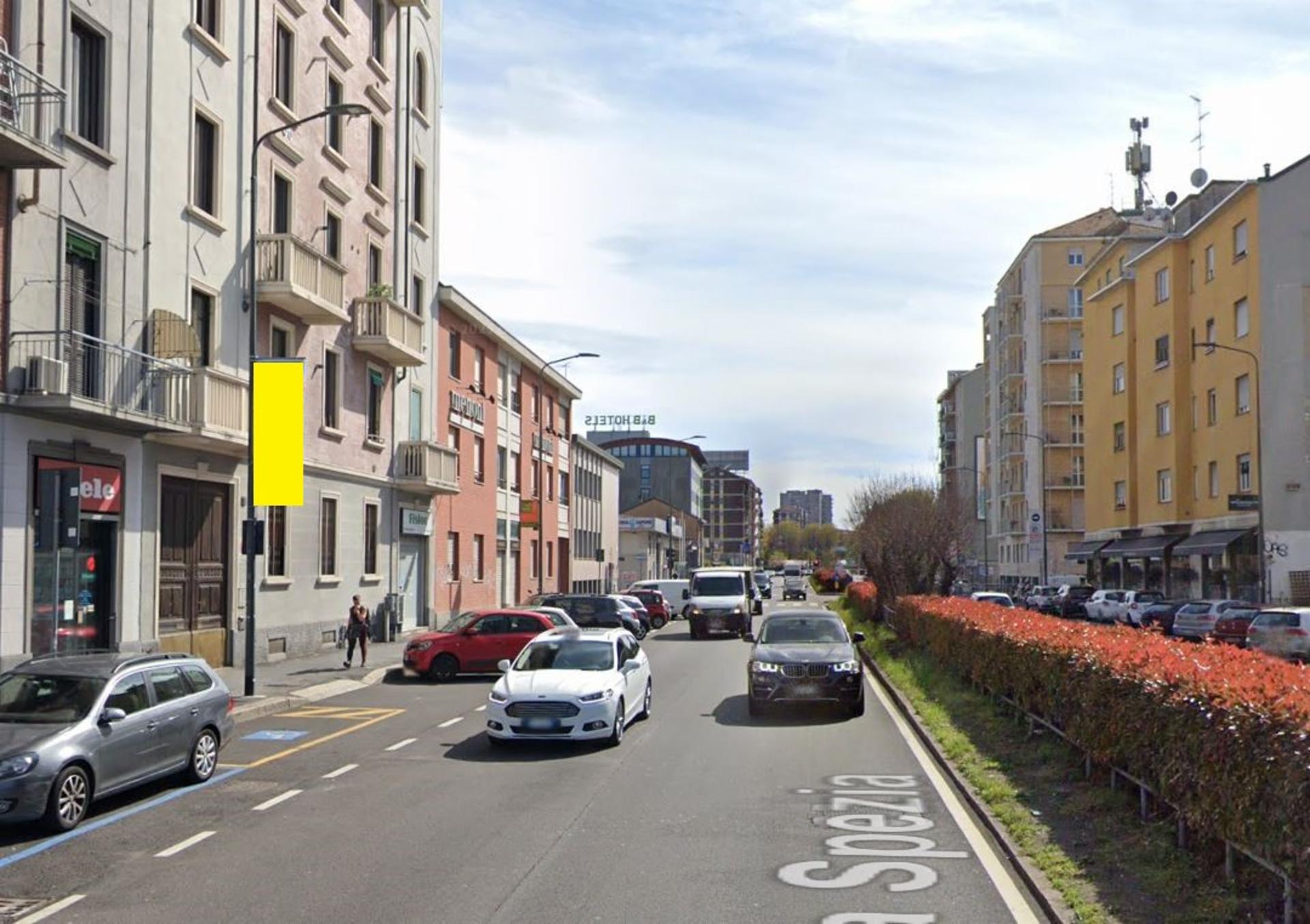 Impianto VERTICAL BANNER a Milano, in zona Biscottino Officina dei Sapori