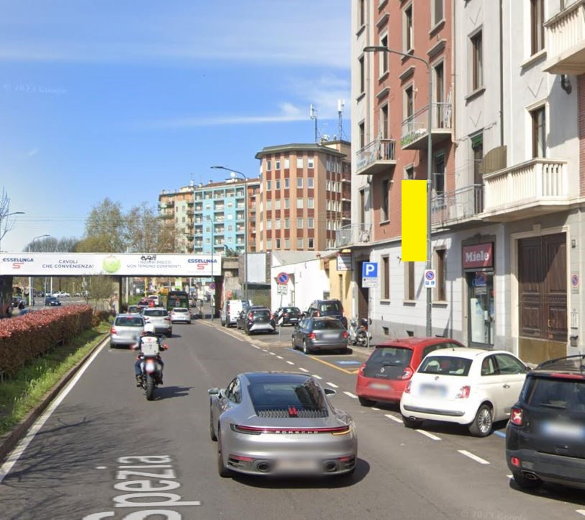 Impianto VERTICAL BANNER a Milano, in zona Biscottino Officina dei Sapori