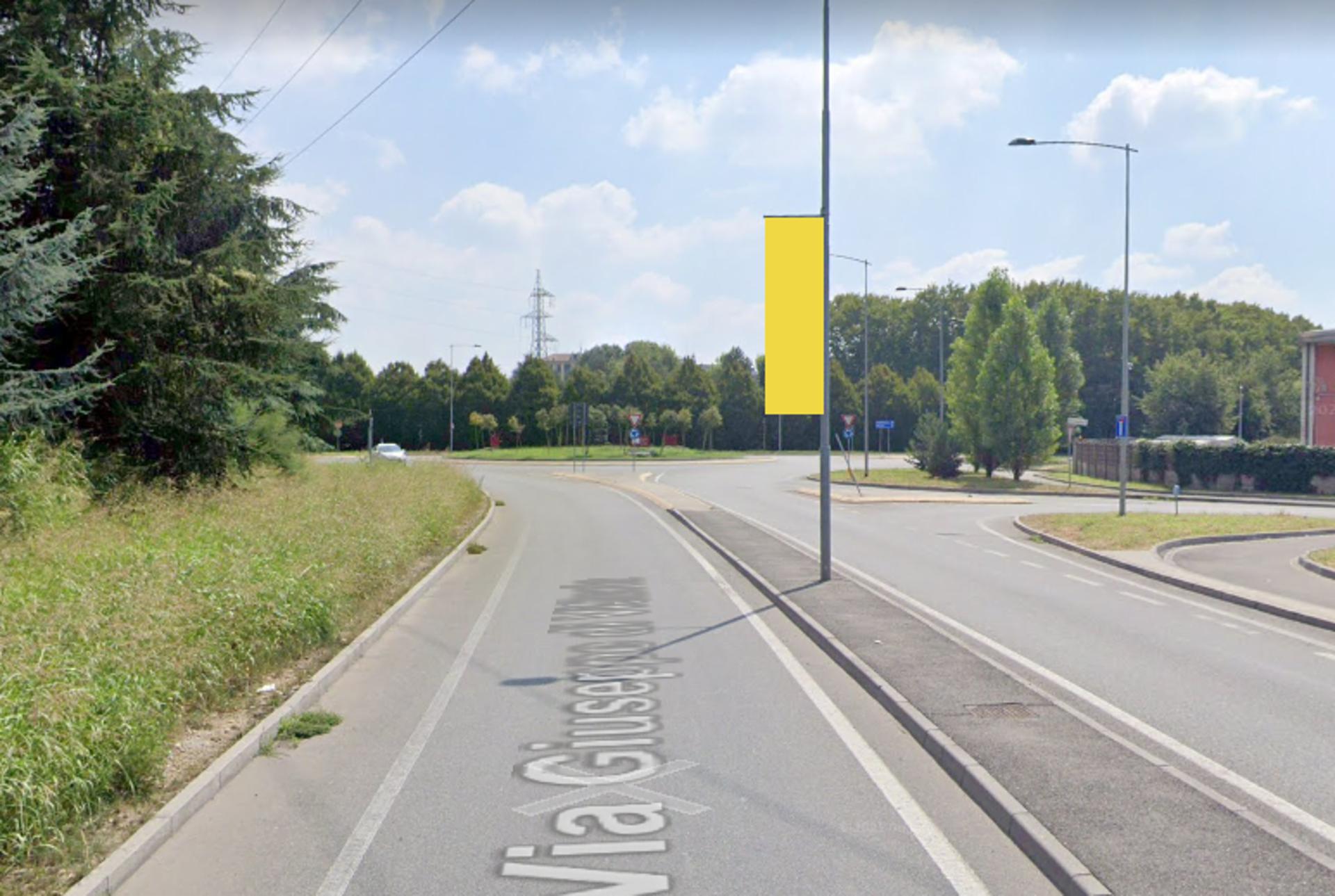 Impianto VERTICAL BANNER a Novate Milanese, in zona Miss Pettini