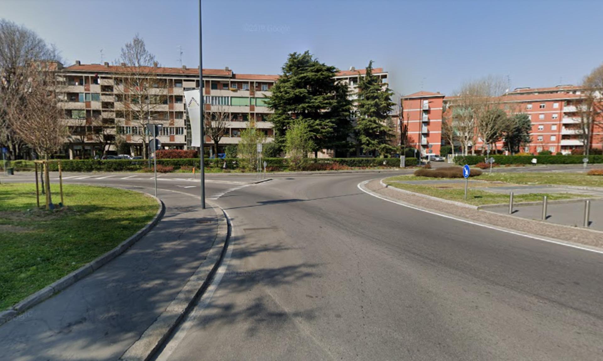 Impianto VERTICAL BANNER a Milano, in zona Asian & Latino Alimentari