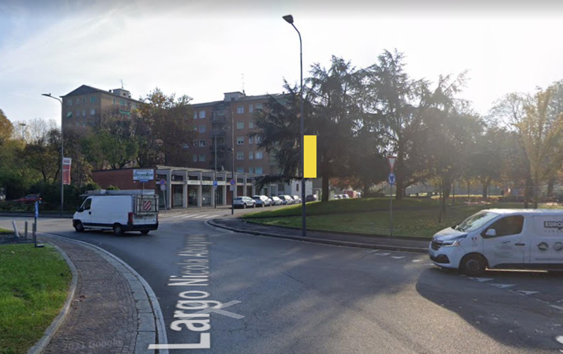 Impianto VERTICAL BANNER a Milano, in zona Asian & Latino Alimentari