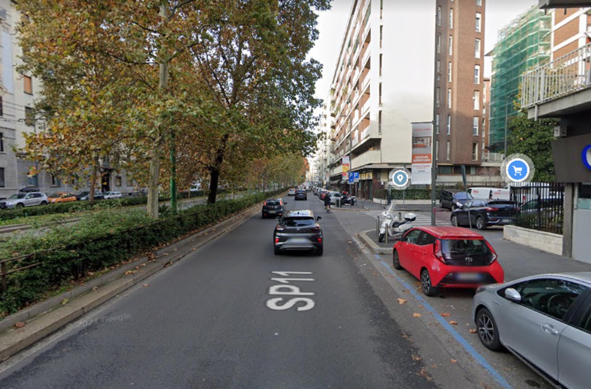 Impianto VERTICAL BANNER a Milano, in zona Bar Basso