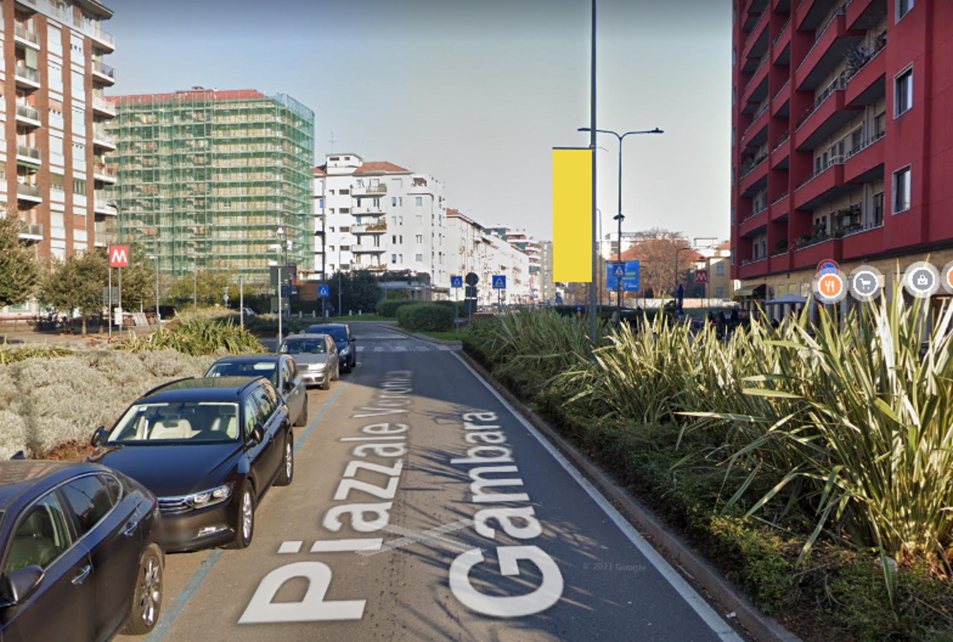 Impianto VERTICAL BANNER a Milano, in zona Danclà