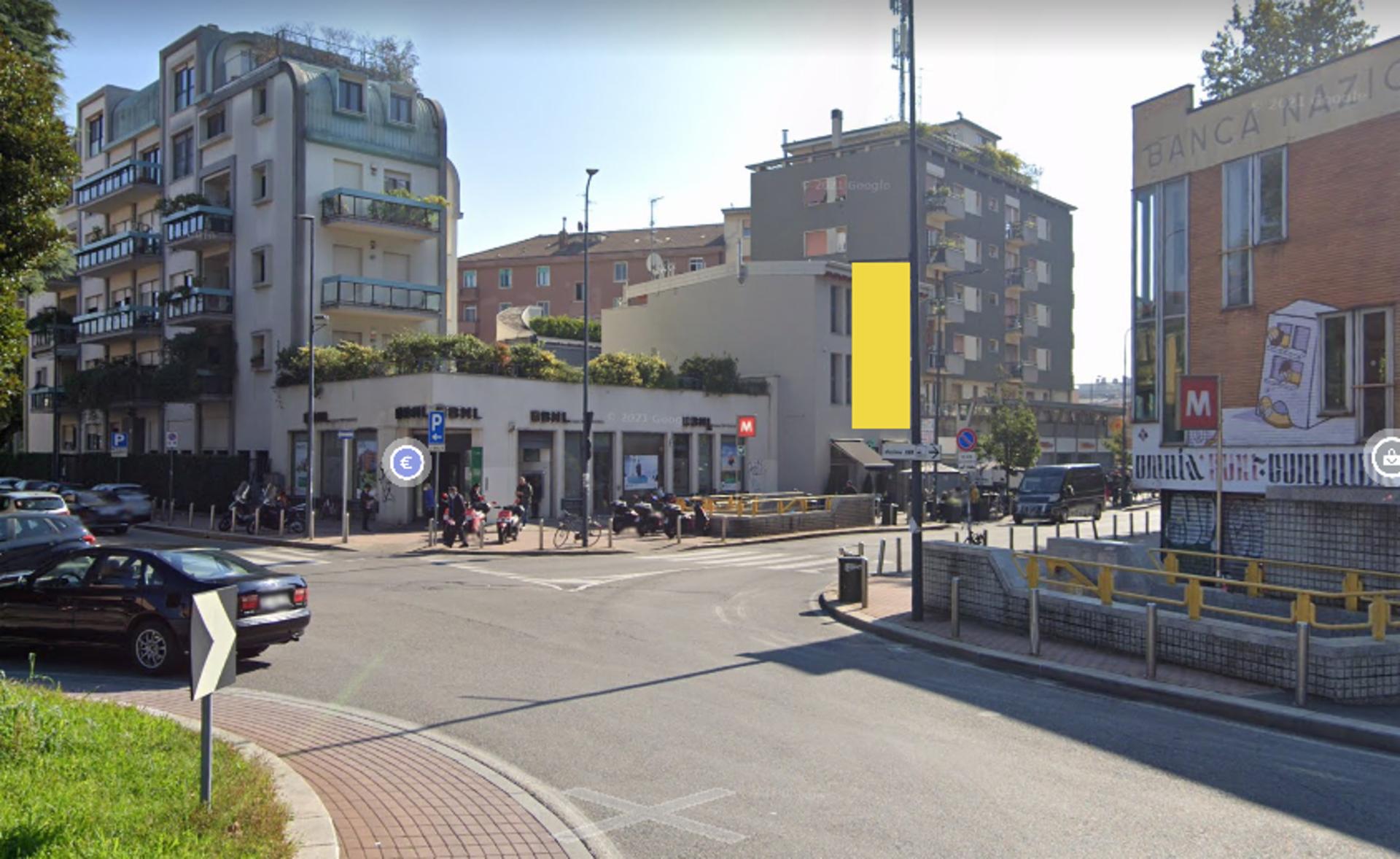 Impianto VERTICAL BANNER a Milano, in zona Adam style