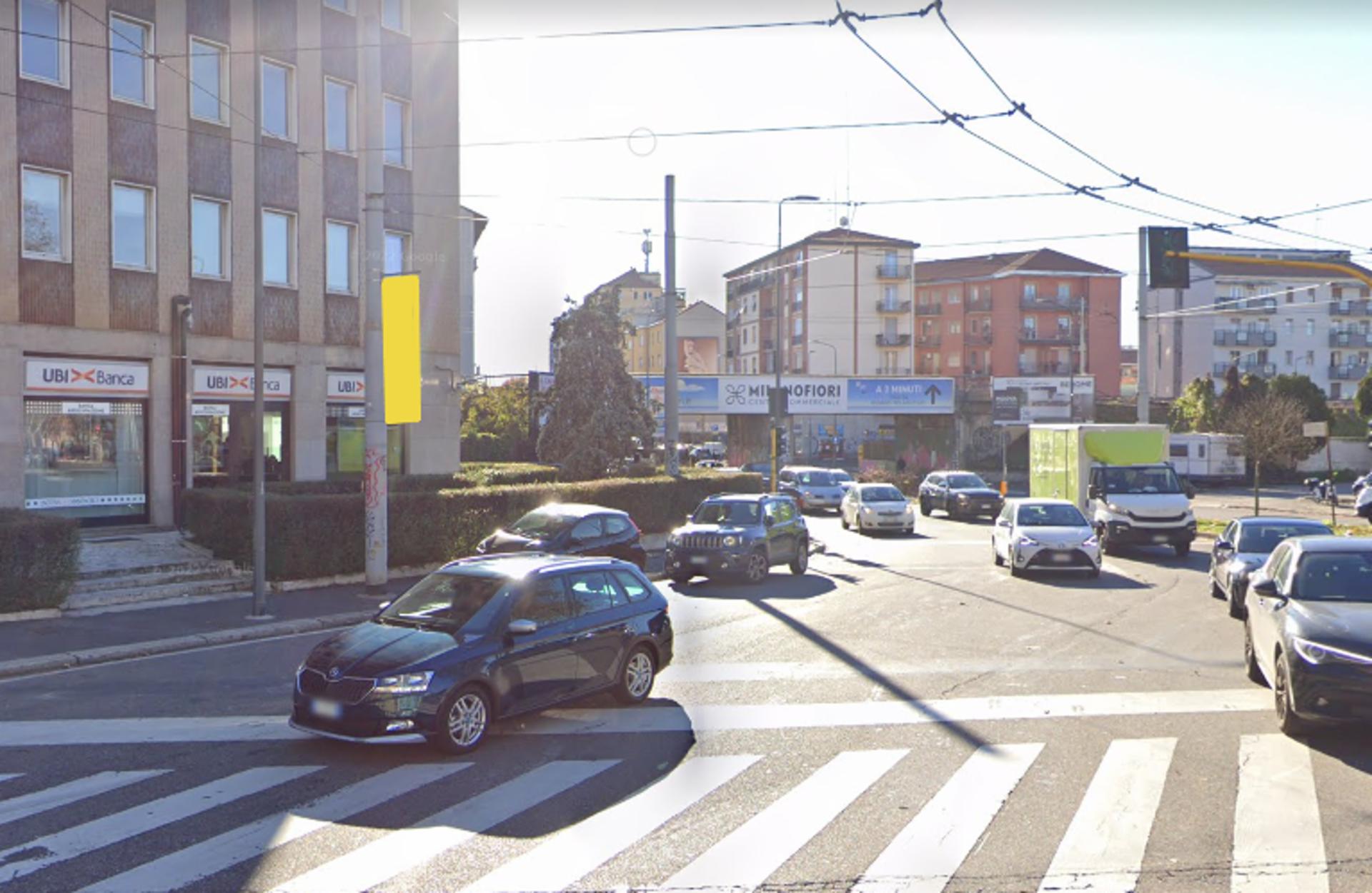 Impianto VERTICAL BANNER a Milano, in zona Bar Belfanti