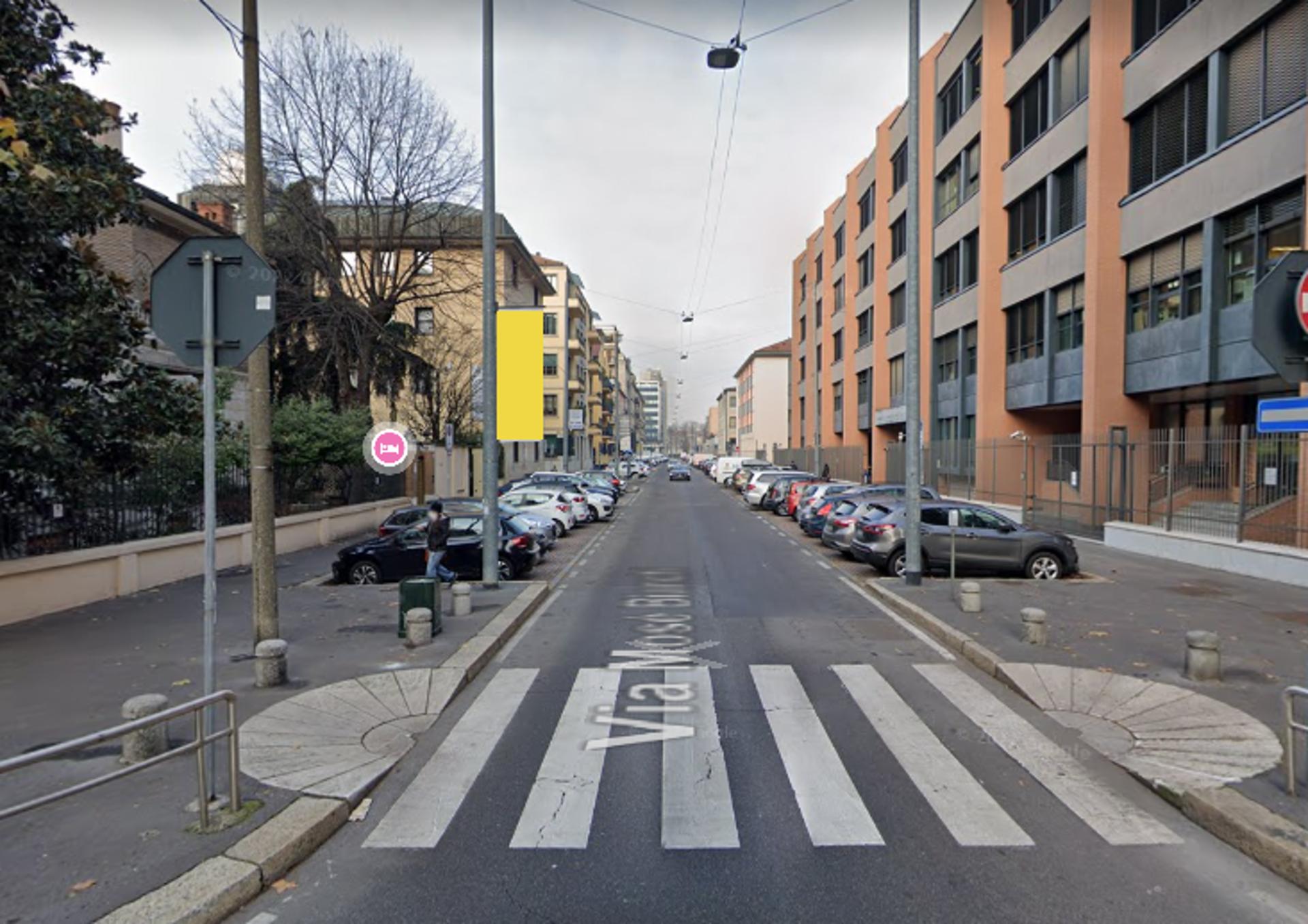 Impianto VERTICAL BANNER a Milano, in zona Osteria del Jazz