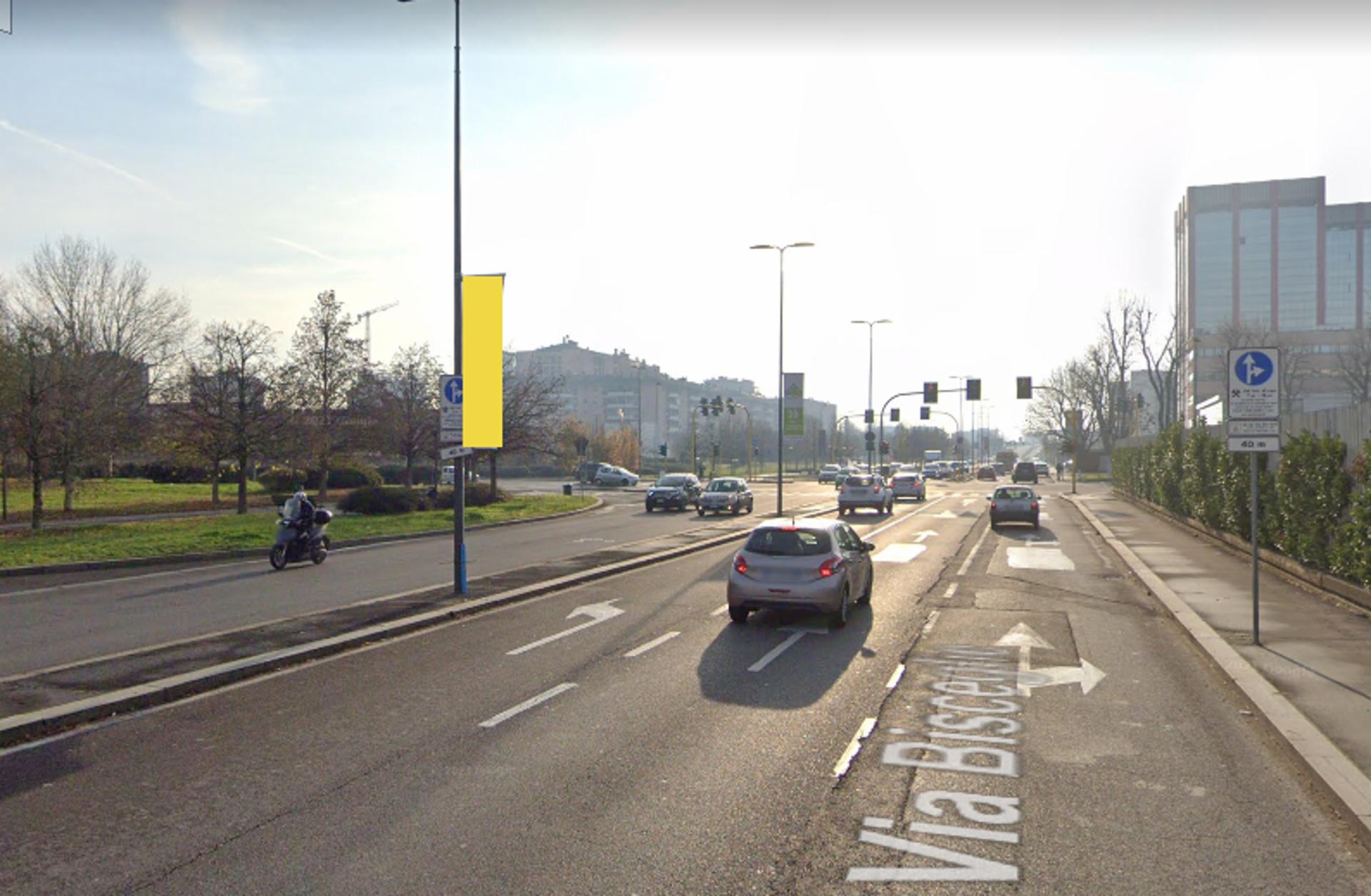 Impianto VERTICAL BANNER a Milano, in zona Mac Donald