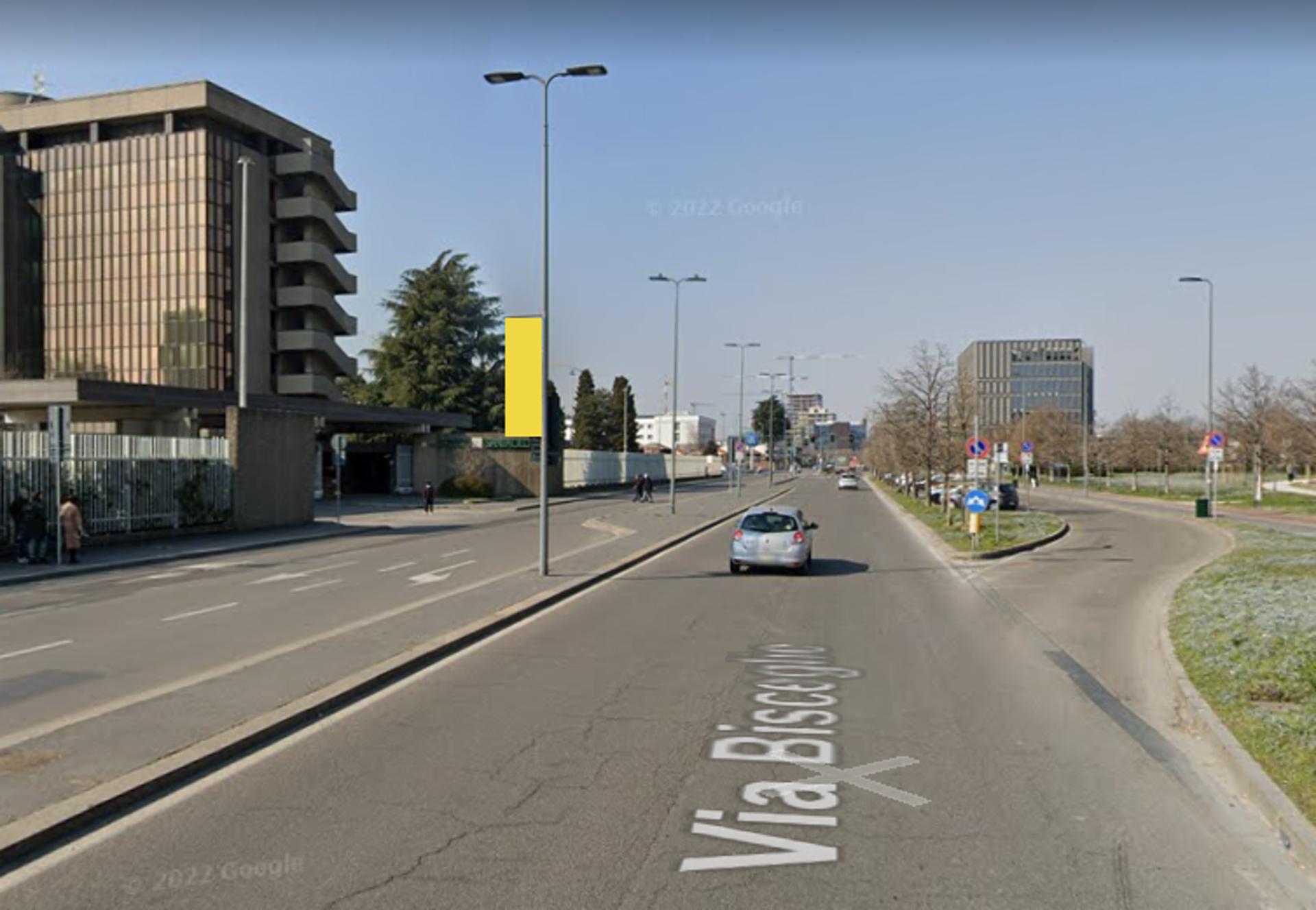 Impianto VERTICAL BANNER a Milano, in zona Mac Donald