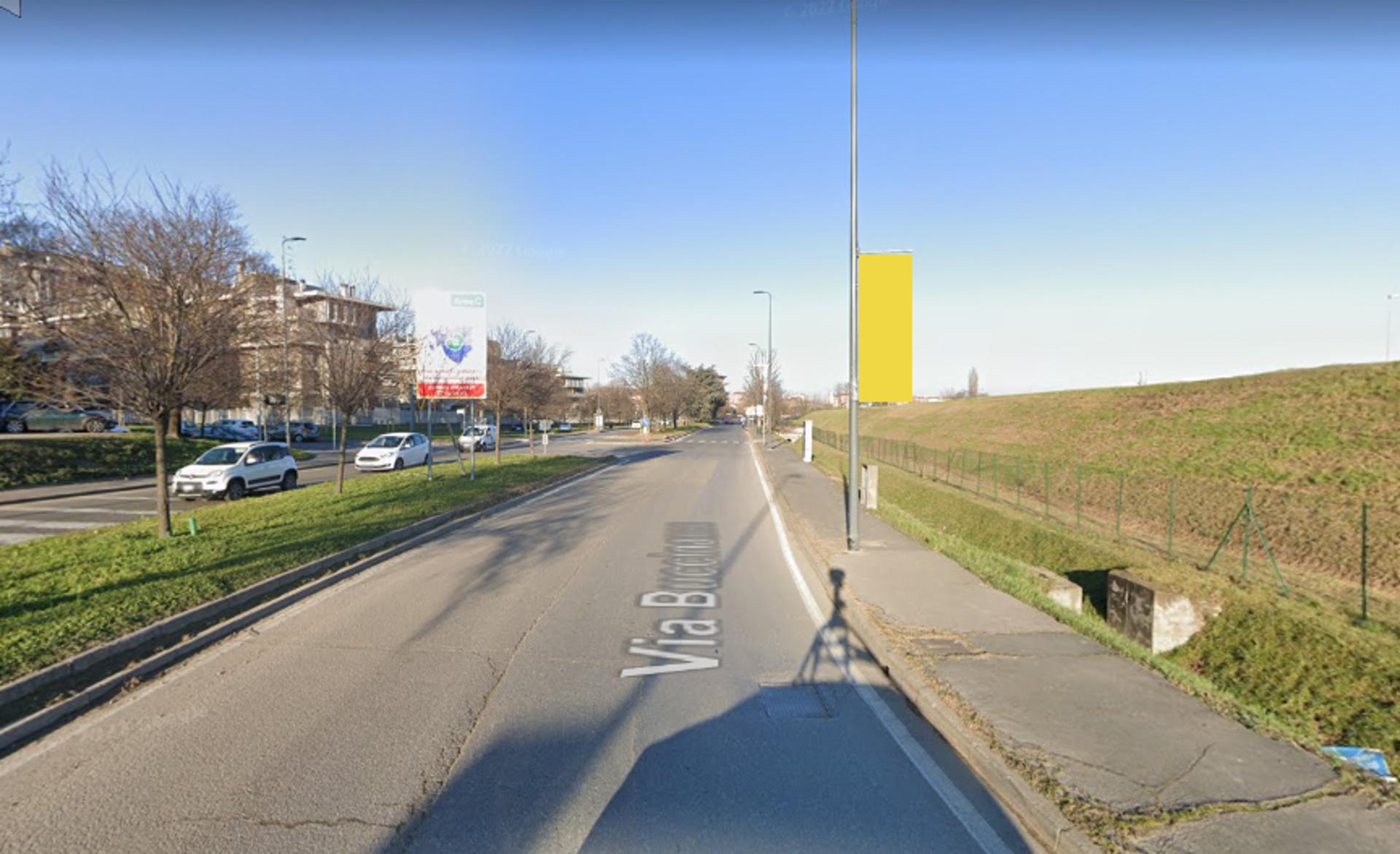 Impianto VERTICAL BANNER a Milano, in zona Roma Antica