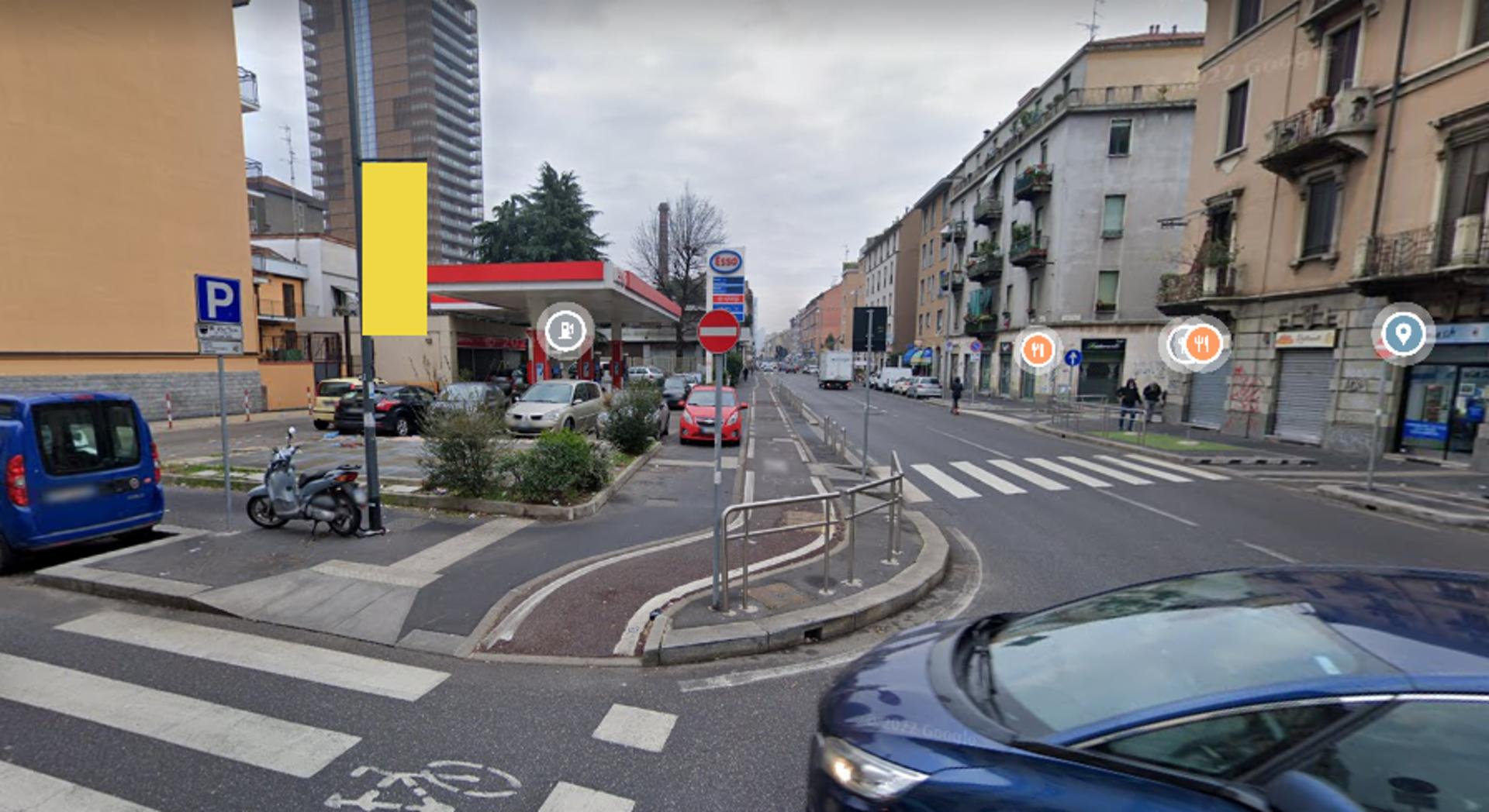 Impianto VERTICAL BANNER a Milano, in zona Dolce vita