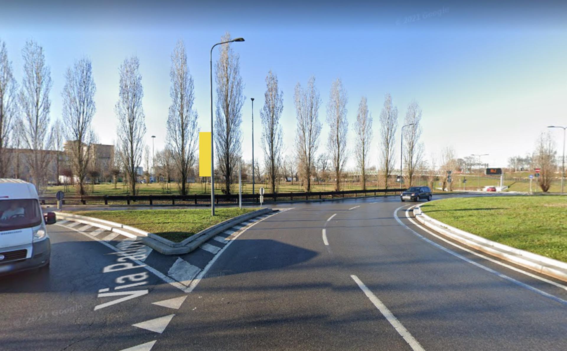 Impianto VERTICAL BANNER a Milano, in zona Da Tony