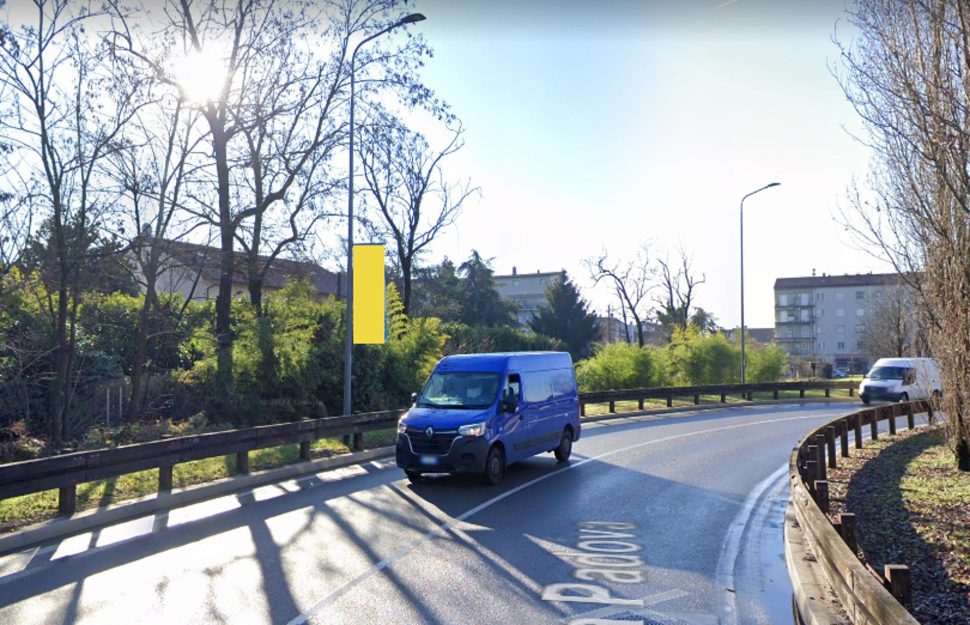 Impianto VERTICAL BANNER a Milano, in zona Da Tony