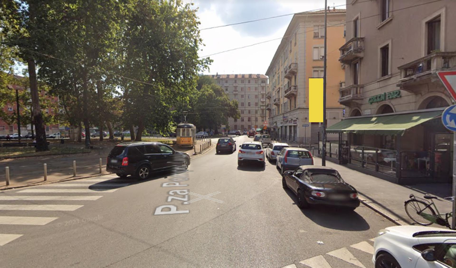 Impianto VERTICAL BANNER a Milano, in zona Garage Italia Milano