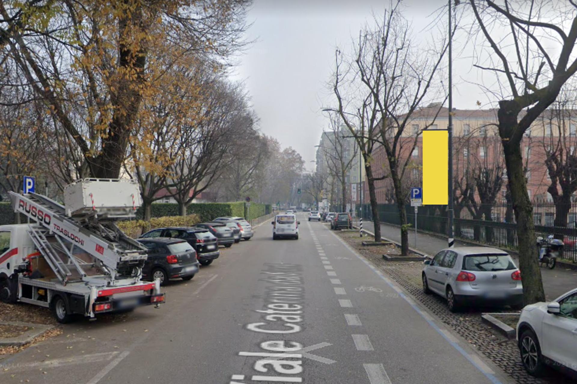 Impianto VERTICAL BANNER a Milano, in zona IKRA MiniMarket