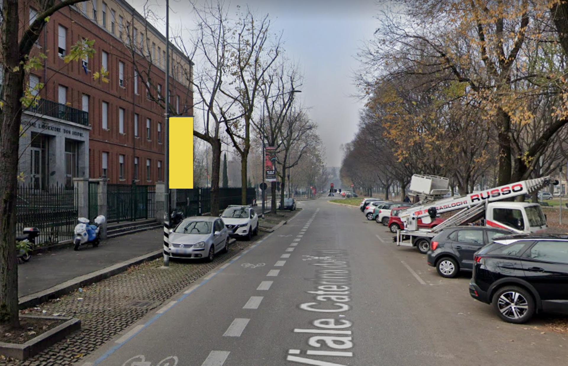 Impianto VERTICAL BANNER a Milano, in zona IKRA MiniMarket