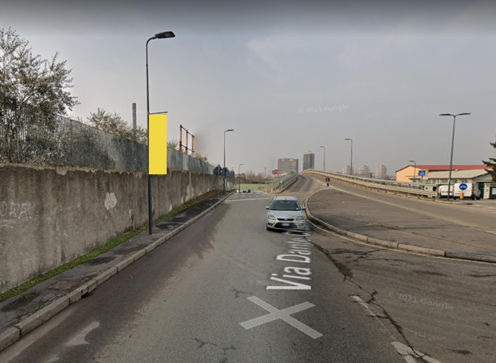 Impianto VERTICAL BANNER a Milano, in zona Osteria Del Sass