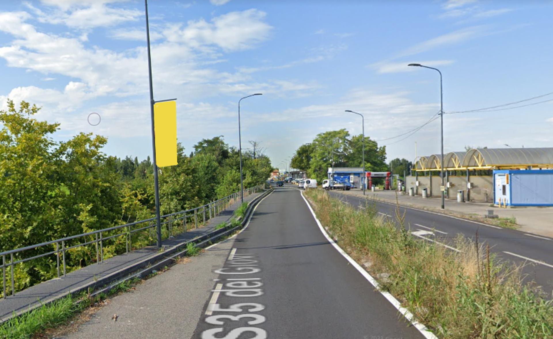 Impianto VERTICAL BANNER a Milano, in zona ToastEat