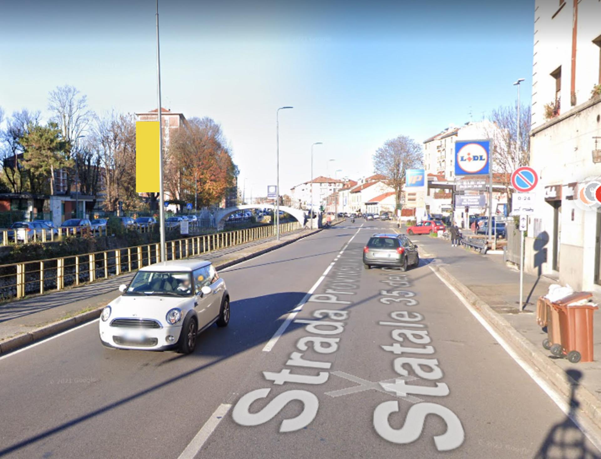 Impianto VERTICAL BANNER a Milano, in zona Lidl