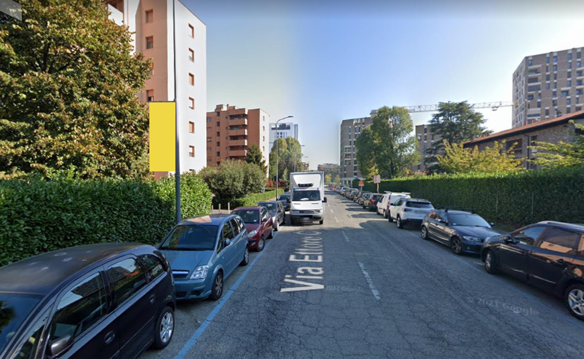 Impianto VERTICAL BANNER a Milano, in zona Adam style