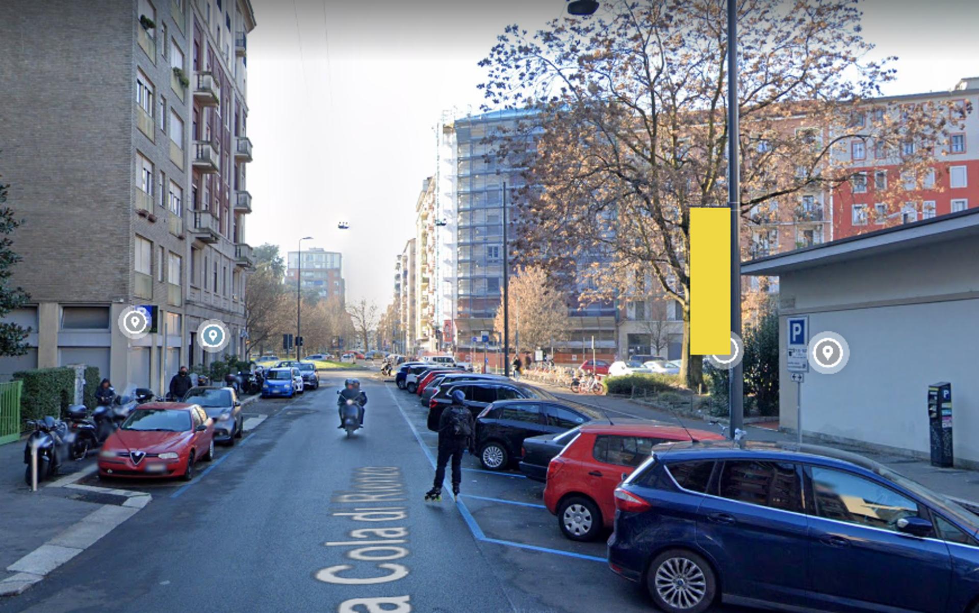Impianto VERTICAL BANNER a Milano, in zona Mare e Monti