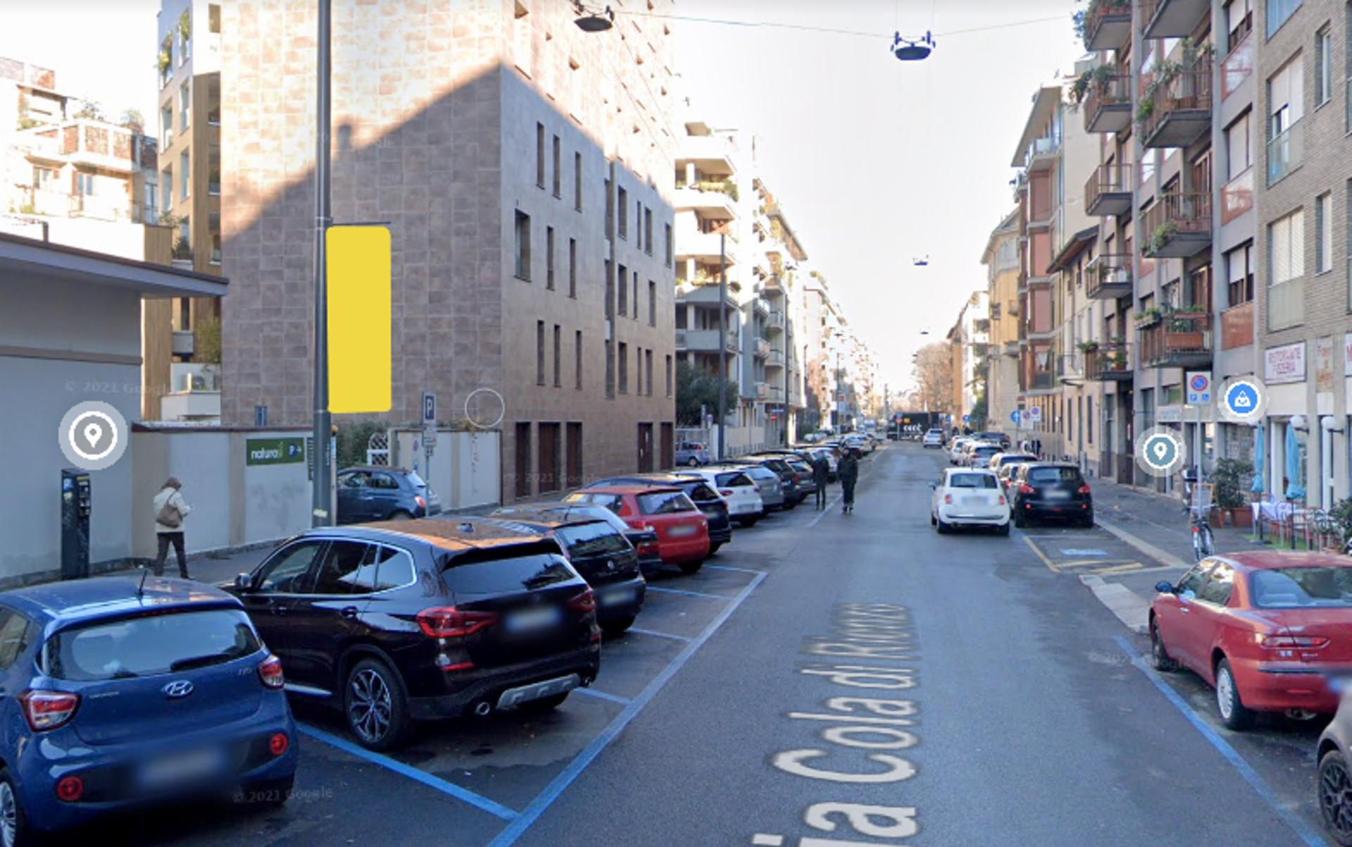 Impianto VERTICAL BANNER a Milano, in zona Mare e Monti
