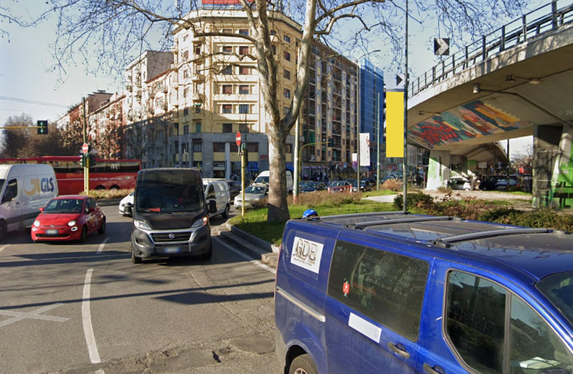 Impianto VERTICAL BANNER a Milano, in zona Boktor Tamer