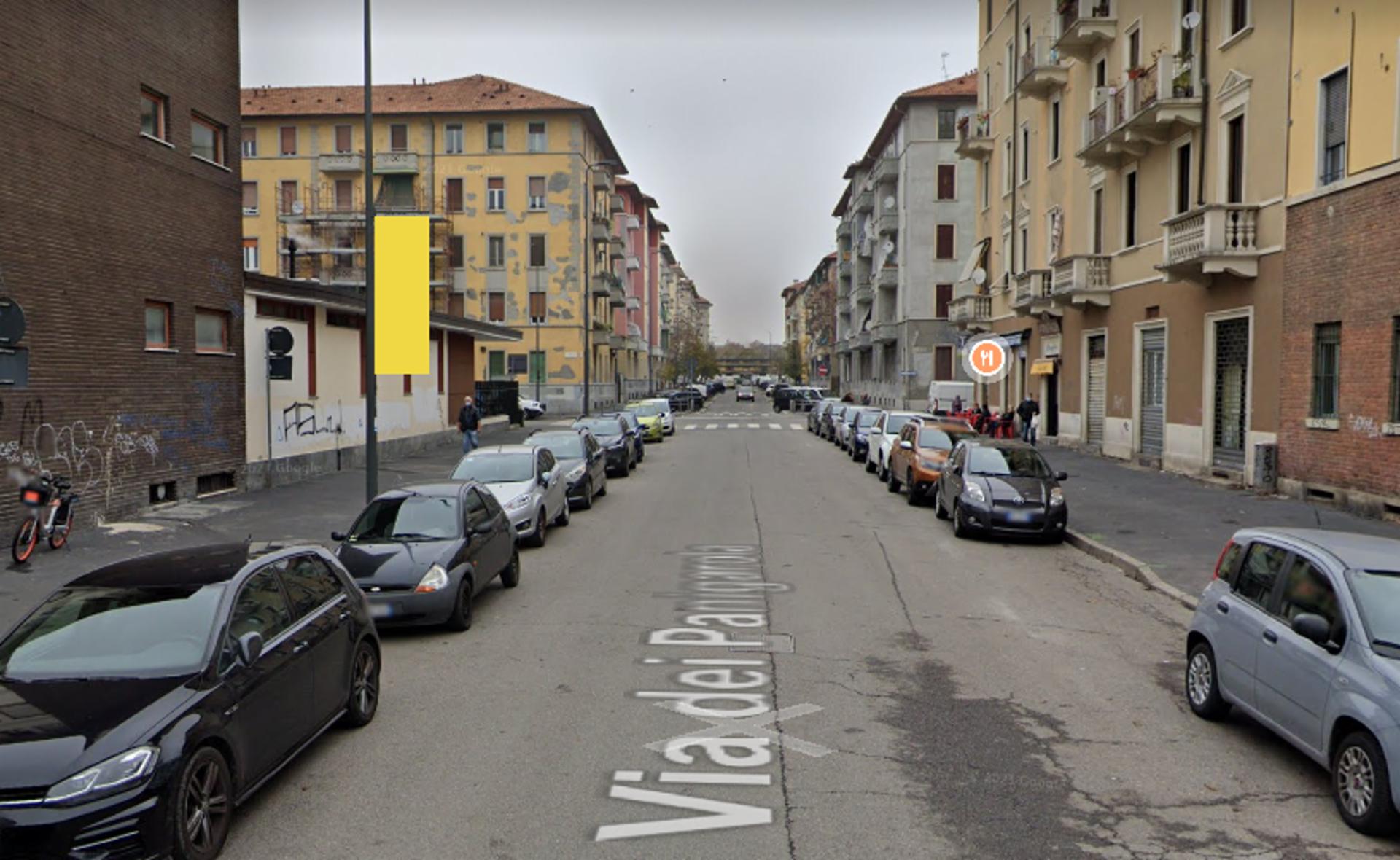 Impianto VERTICAL BANNER a Milano, in zona Farhan mini market