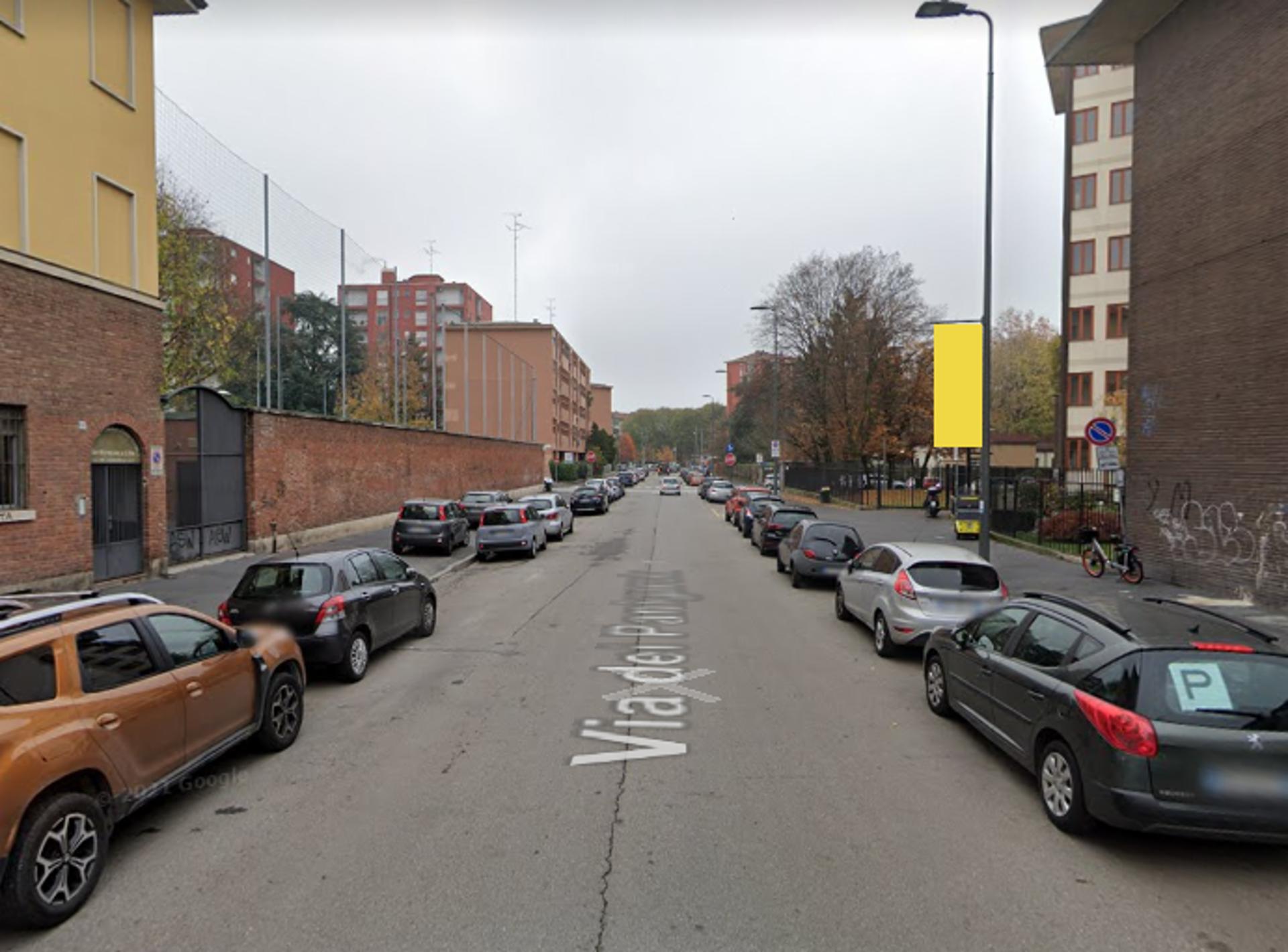 Impianto VERTICAL BANNER a Milano, in zona Farhan mini market