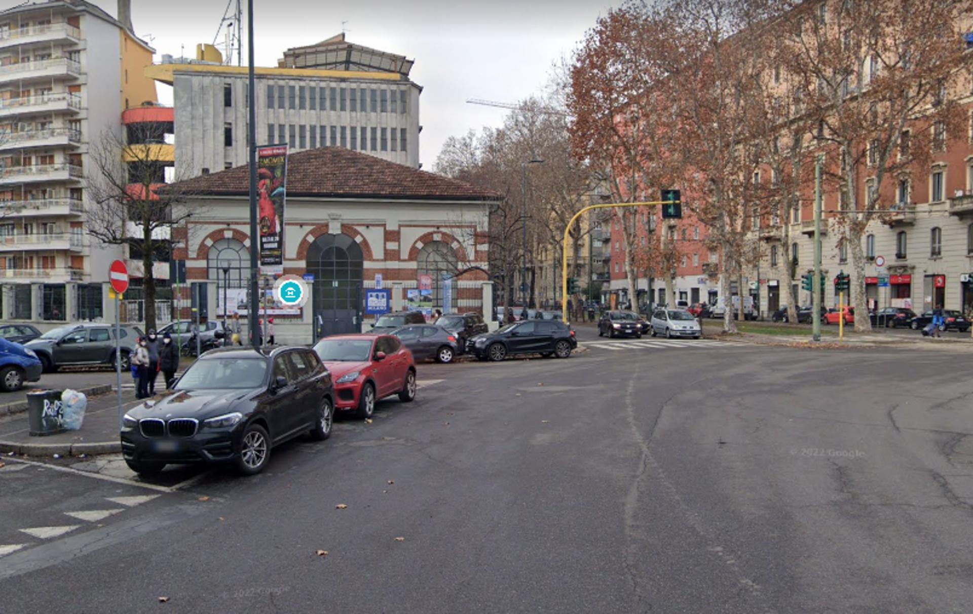 Impianto VERTICAL BANNER a Milano, in zona Offside Sports Pub