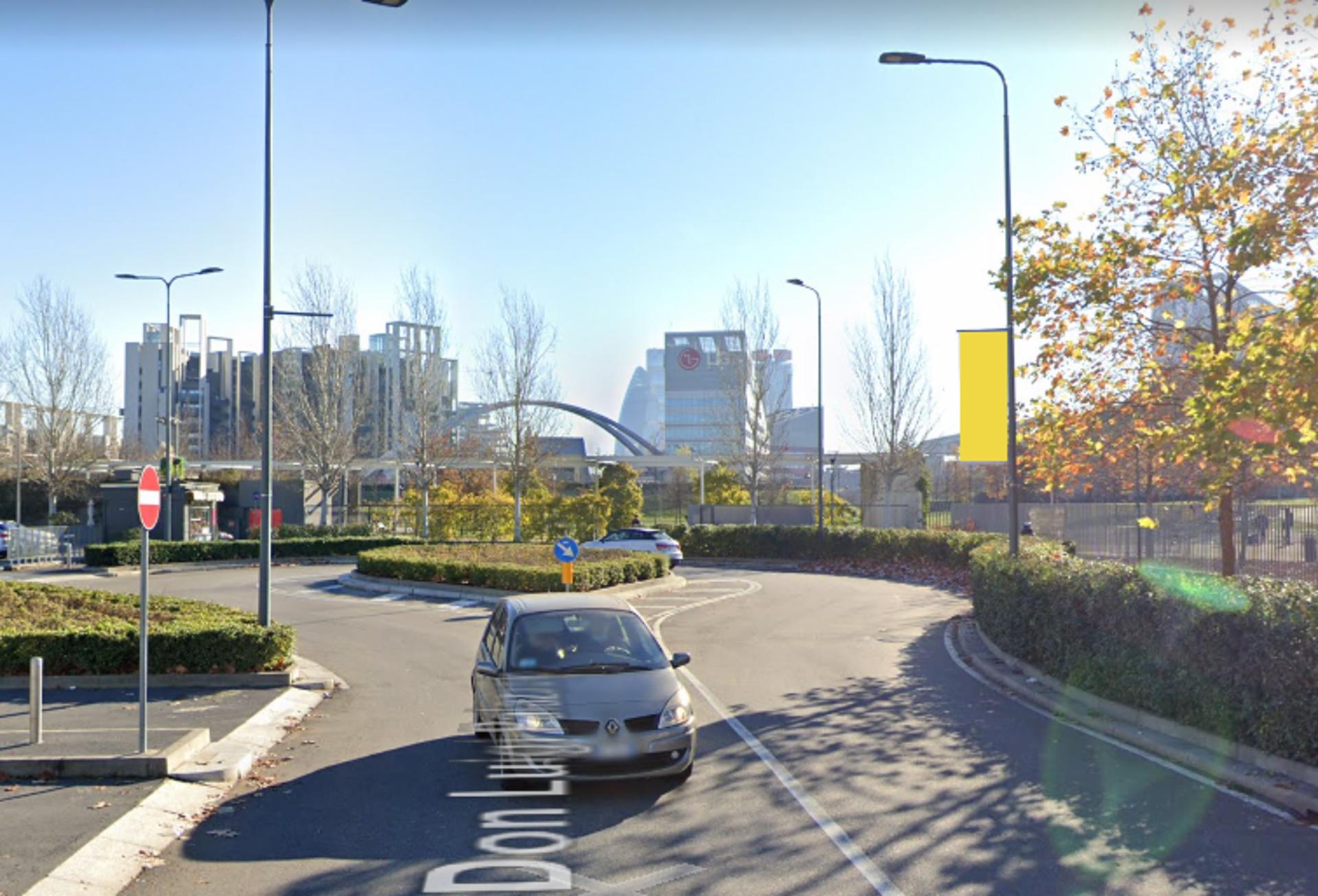 Impianto VERTICAL BANNER a Milano, in zona Iper