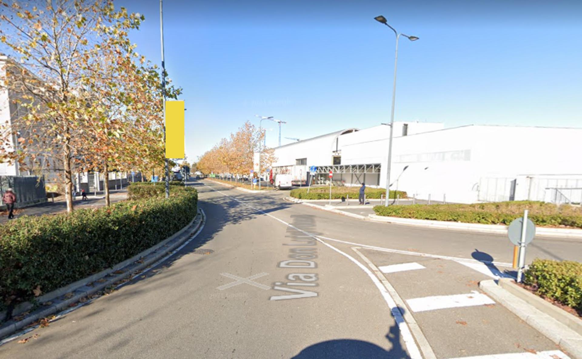 Impianto VERTICAL BANNER a Milano, in zona Iper