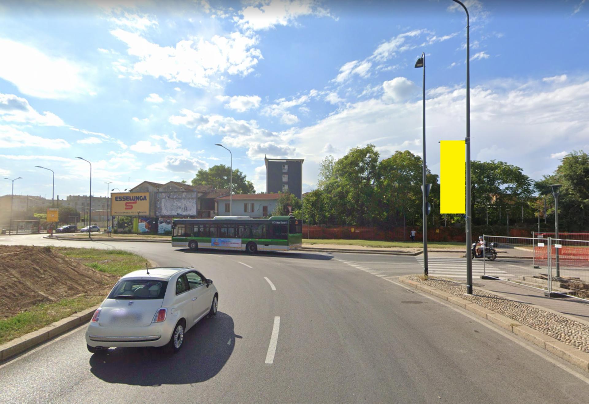 Impianto VERTICAL BANNER a Milano, in zona VentiSette
