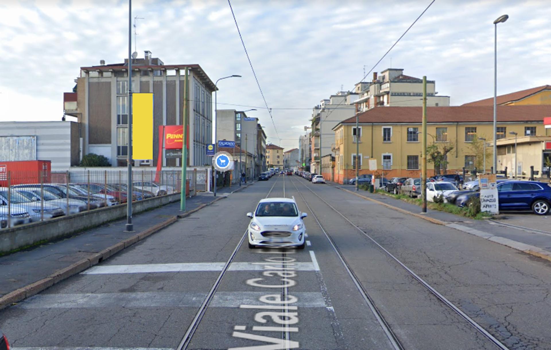 Impianto VERTICAL BANNER a Milano, in zona Bar Pit Stop