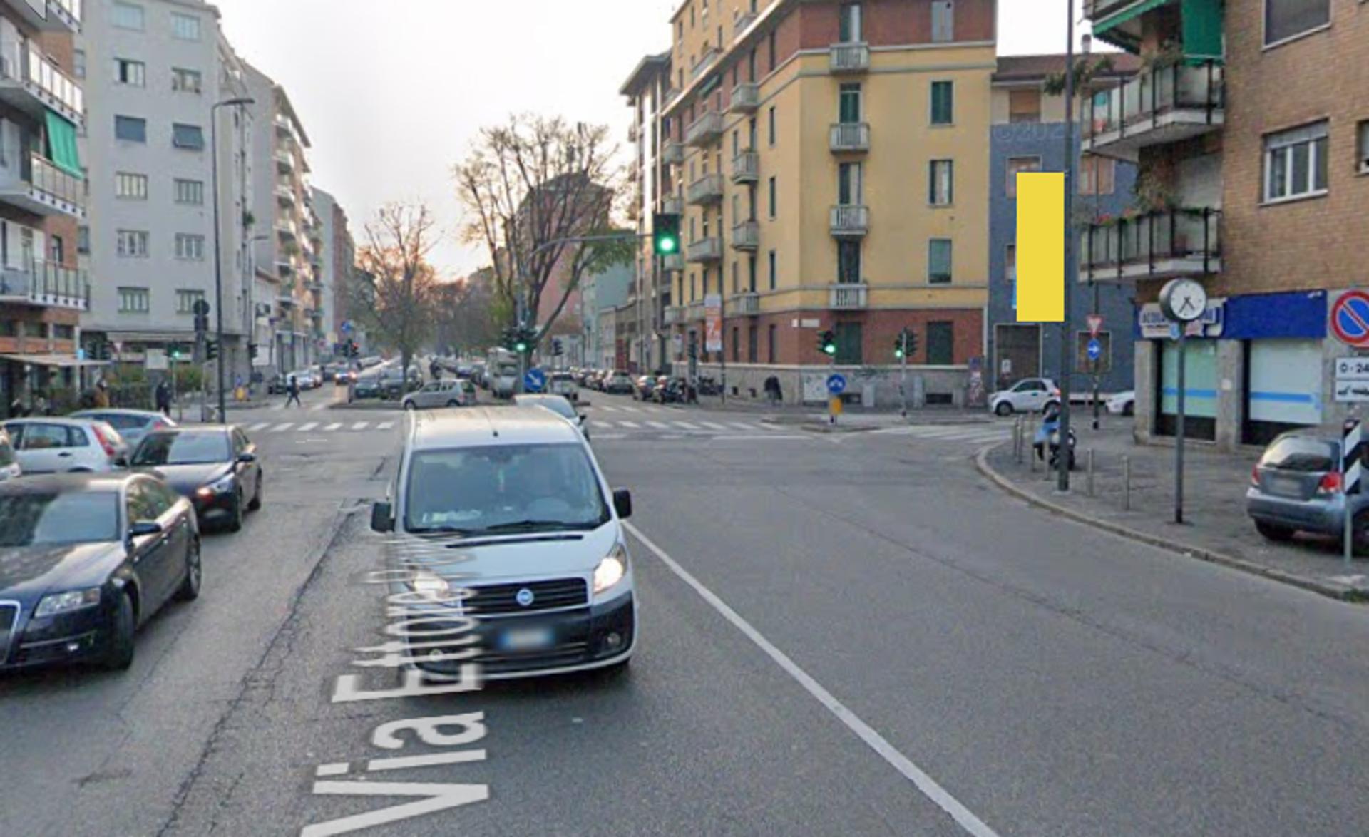 Impianto VERTICAL BANNER a Milano, in zona Gocce di caffè