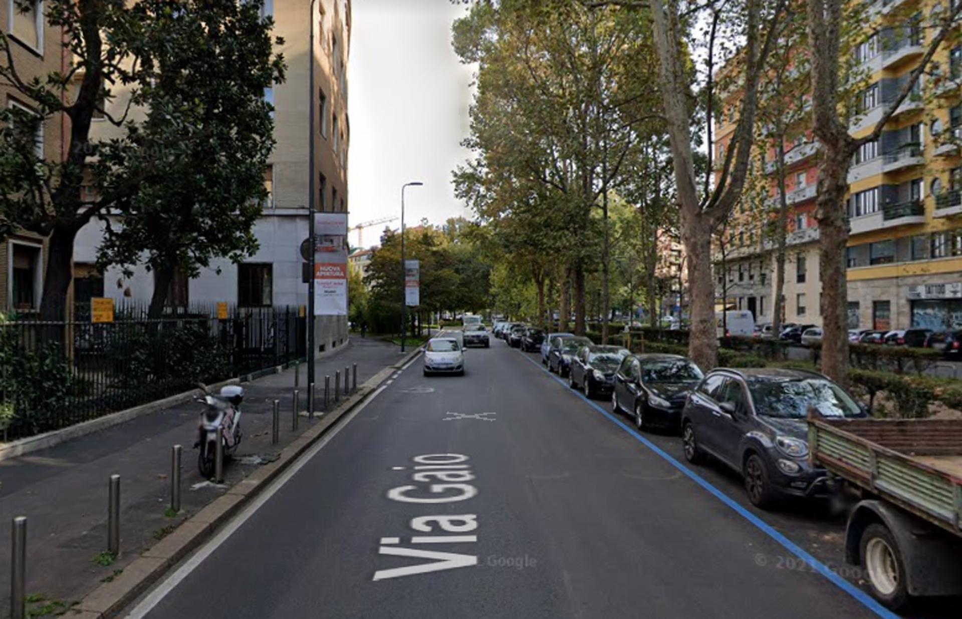 Impianto VERTICAL BANNER a Milano, in zona Bar Basso