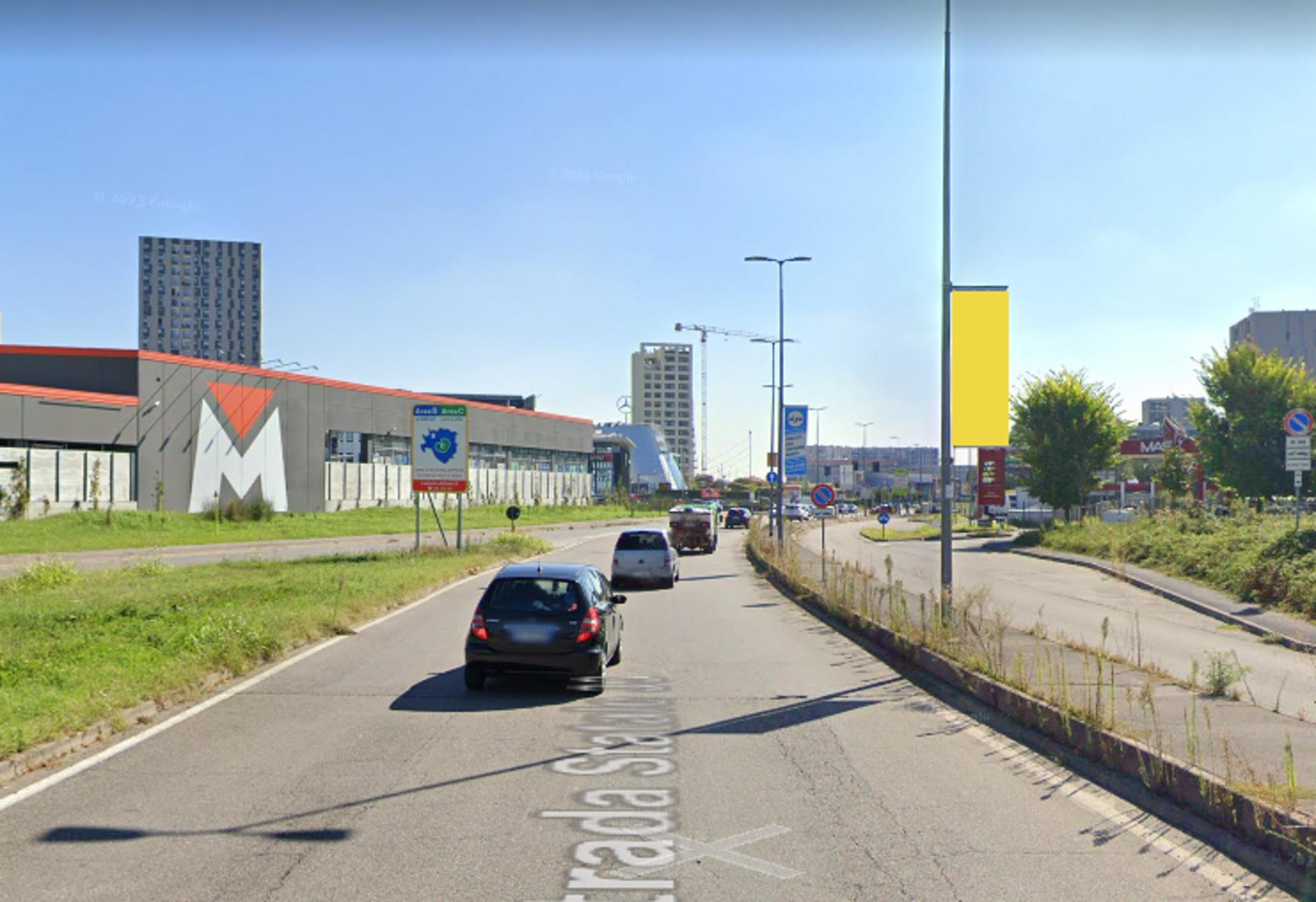 Impianto VERTICAL BANNER a Pero, in zona PENNY