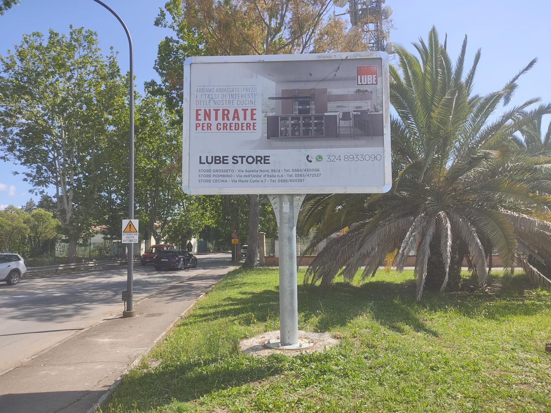 Impianto MAXI AFFISSIONE a Grosseto, in zona Scuola media Giuseppe Ungaretti