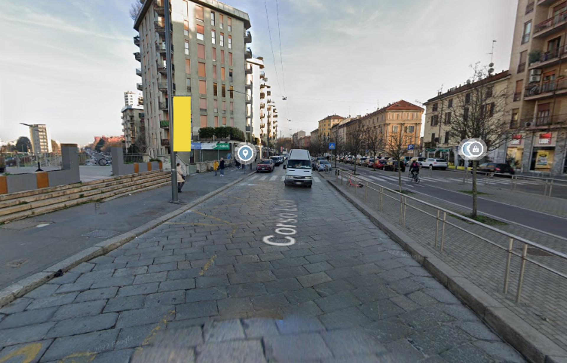 Impianto VERTICAL BANNER a Milano, in zona Indian Alimentari