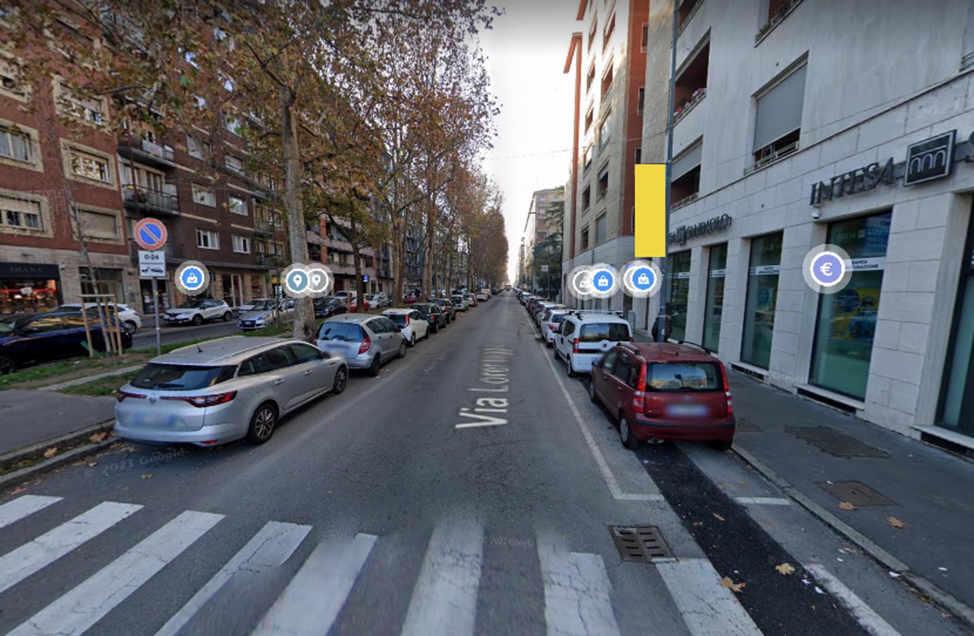 Impianto VERTICAL BANNER a Milano, in zona Diana Scarpe