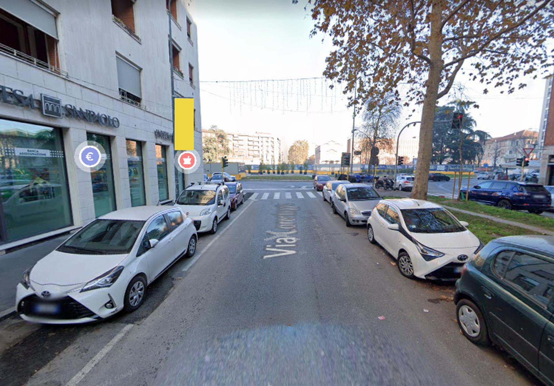 Impianto VERTICAL BANNER a Milano, in zona Diana Scarpe