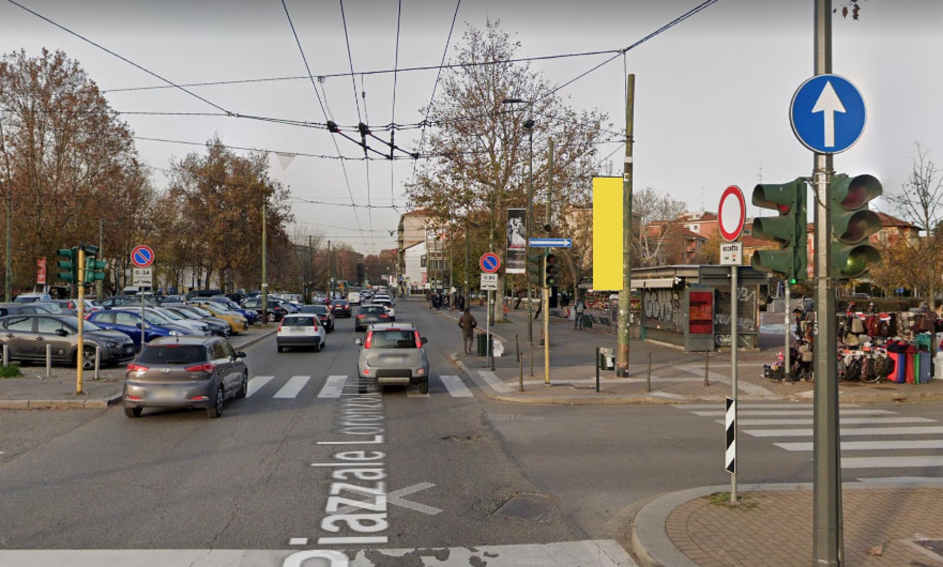 Impianto VERTICAL BANNER a Milano, in zona McDonald's