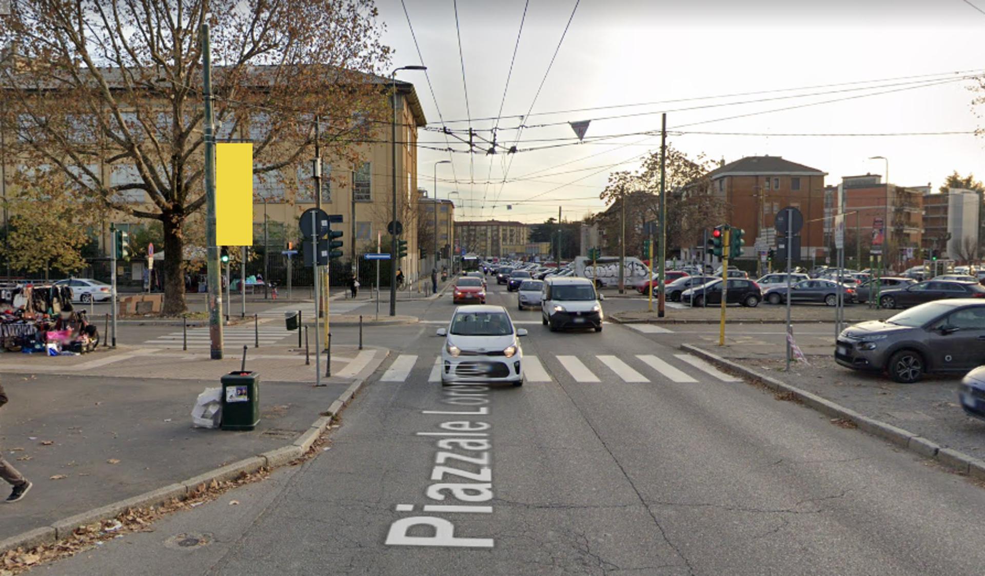 Impianto VERTICAL BANNER a Milano, in zona McDonald's