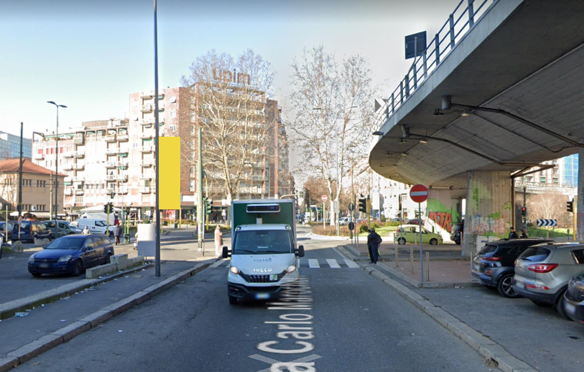 Impianto VERTICAL BANNER a Milano, in zona Boktor Tamer