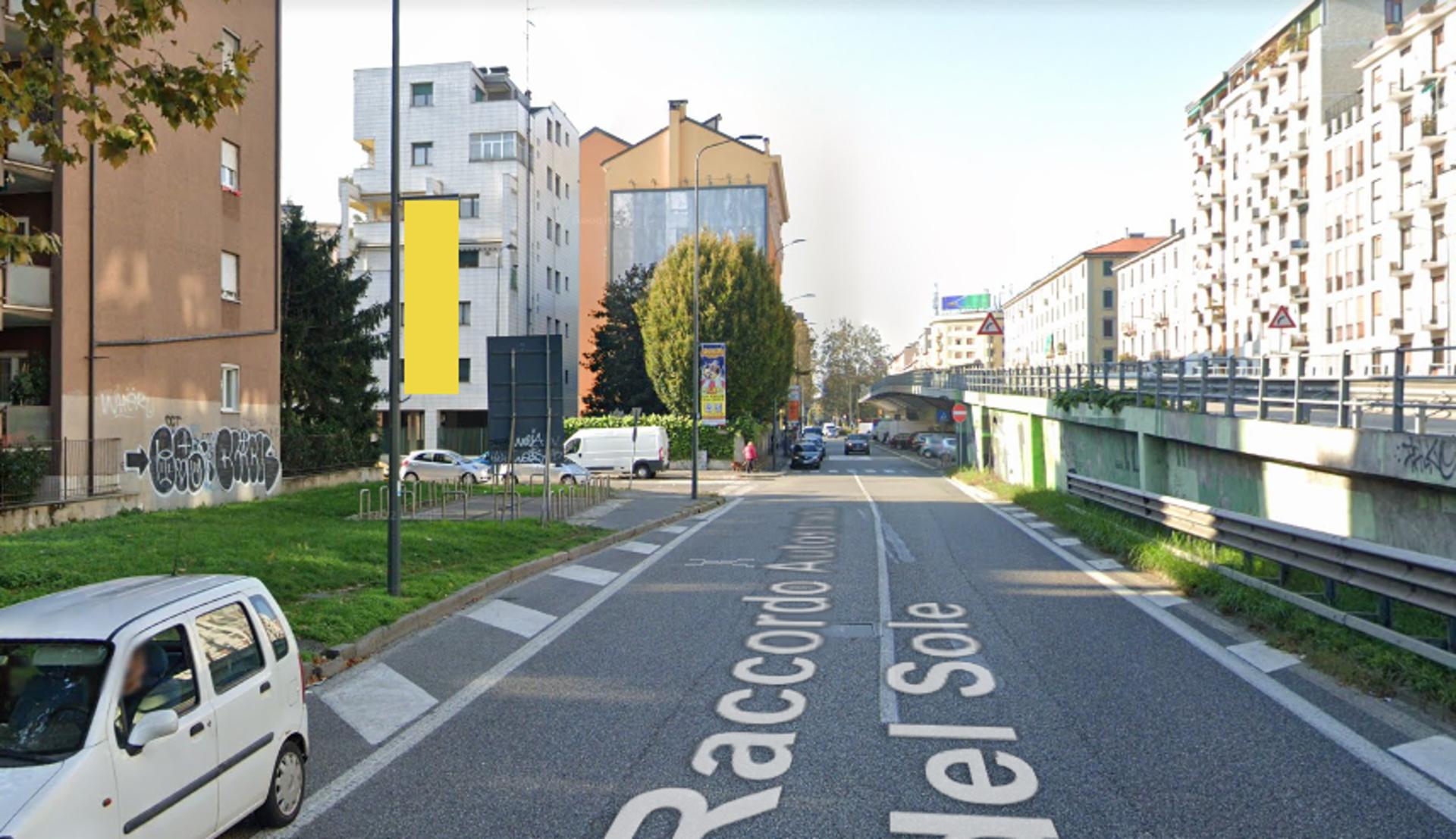 Impianto VERTICAL BANNER a Milano, in zona Gianni Acconciatore